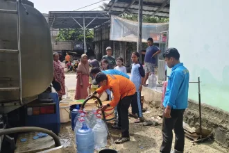 Foto: penyaluran air bersih untuk korban terdampak banjir oleh DPD KNPI Kabupaten Pandeglang/Istimewa