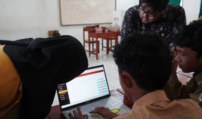 Komisi Pemilihan Umum (KPU) Kota Tangerang terus menyosialisasikan penggunaan sistem pemungutan suara elektronik atau e-voting di kalangan generasi muda khususnya para pelajar di Kota Tangerang.